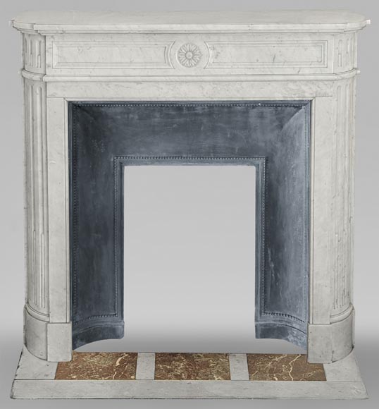 Petite cheminée de style Louis XVI en marbre de Carrare aux coins arrondis-0