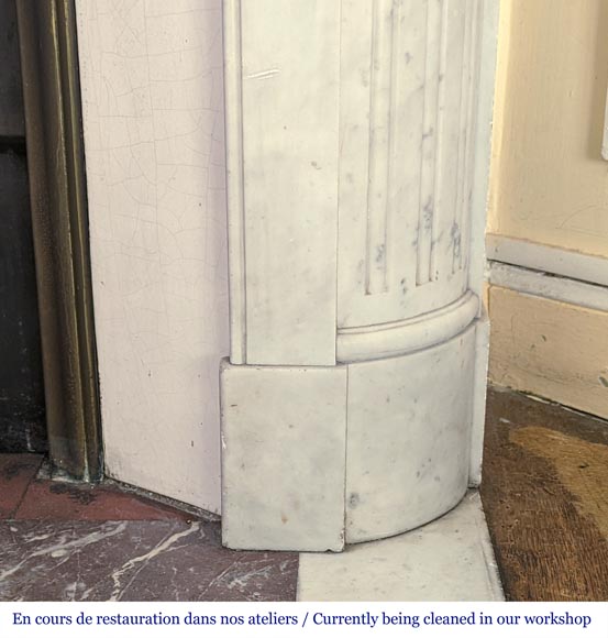 Petite cheminée de style Louis XVI en marbre de Carrare aux coins arrondis-7