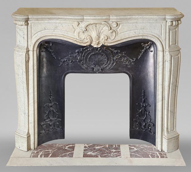 Cheminée de style Louis XV en marbre de Carrare à la coquille stylisée-0