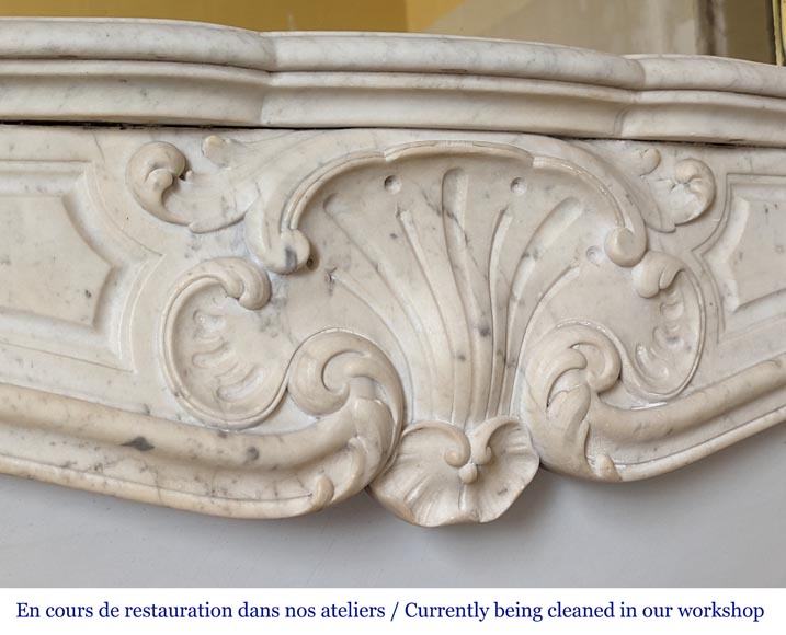 Cheminée de style Louis XV en marbre de Carrare à la coquille stylisée-2