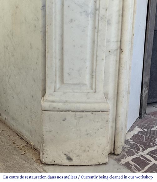 Cheminée de style Louis XV en marbre de Carrare à la coquille stylisée-5