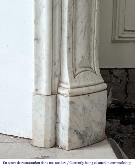 Cheminée de style Louis XV aux trois coquilles en marbre de Carrare-7
