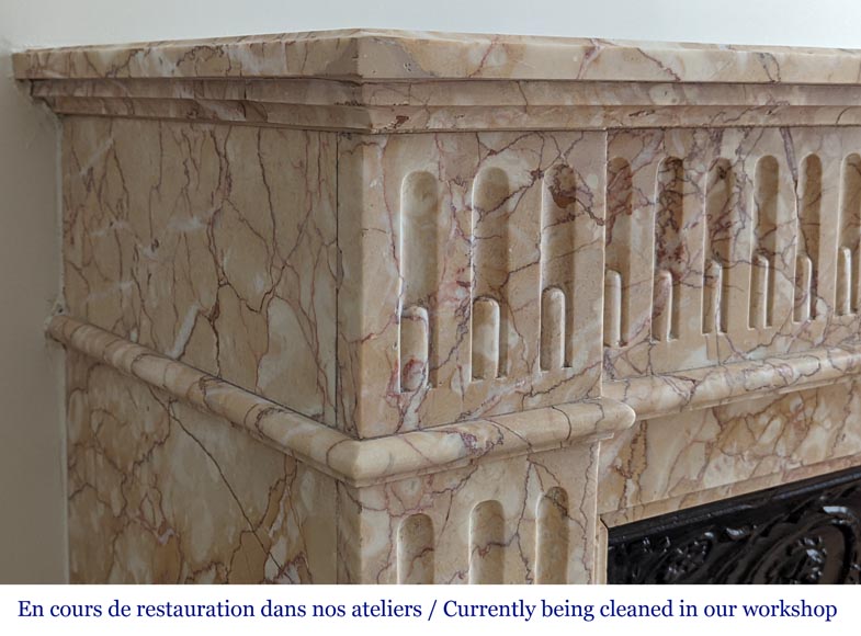 Cheminée de style Louis XVI à rudentures en marbre Breccia Nuvolata -3