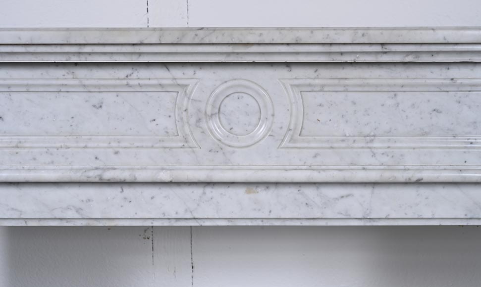 Cheminée de style Louis XVI en marbre de Carrare-1