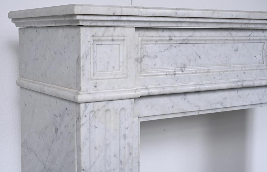 Cheminée de style Louis XVI en marbre de Carrare-3