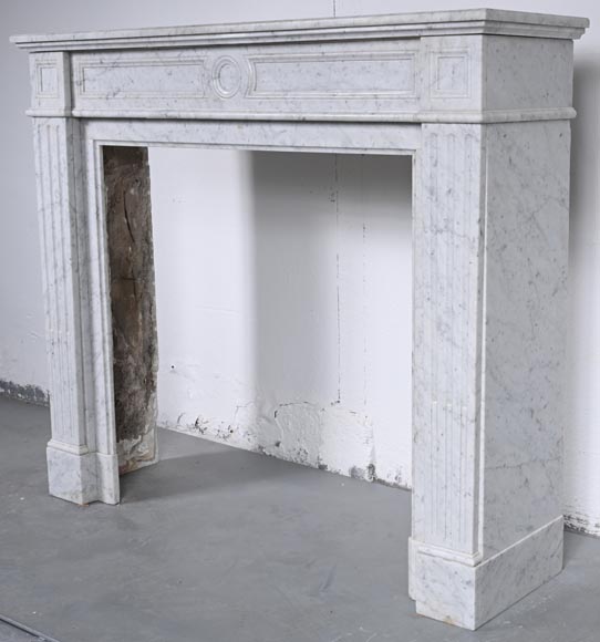 Cheminée de style Louis XVI en marbre de Carrare-5
