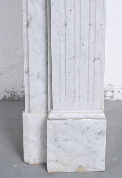 Cheminée de style Louis XVI en marbre de Carrare-7