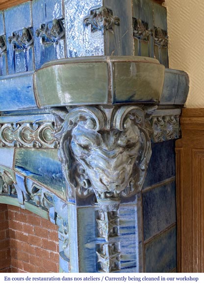 GENTIL & BOURDET « Modèle K », cheminée en grès bleu à têtes de lions-5