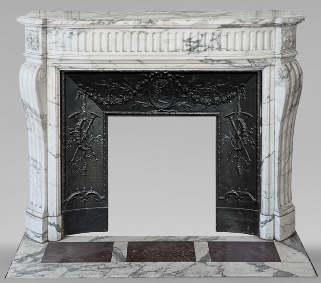 Cheminée en marbre Arabescato à rudentures de style Louis XVI-0
