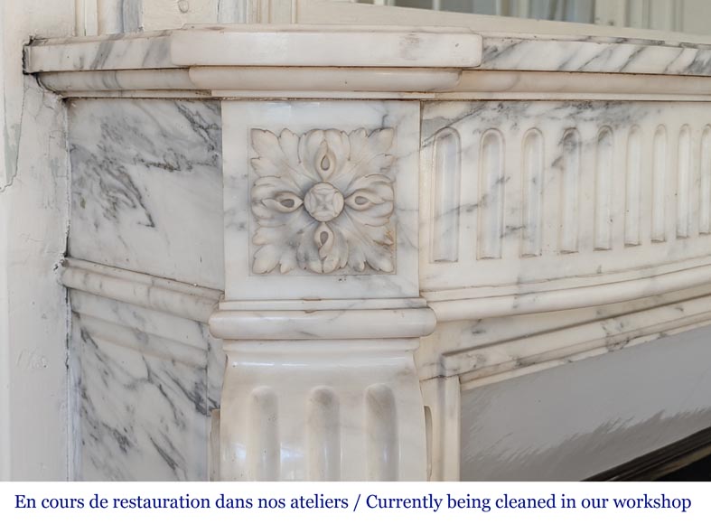 Cheminée en marbre Arabescato à rudentures de style Louis XVI-3