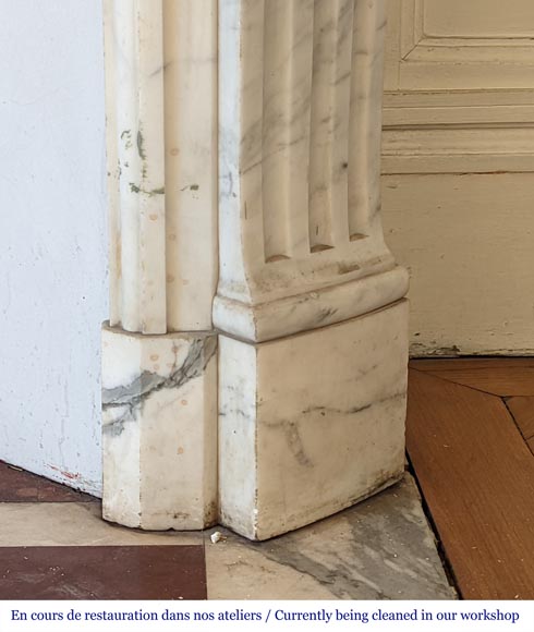 Cheminée en marbre Arabescato à rudentures de style Louis XVI-8