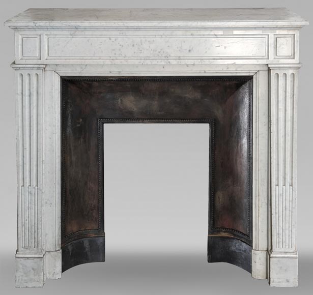 Petite cheminée simple de style Louis XVI en marbre de Carrare-0