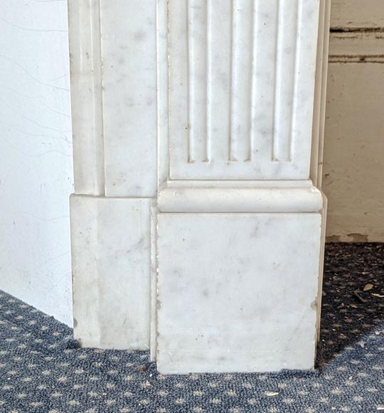 Petite cheminée de style Louis XVI, assez simple, en marbre de Carrare-7