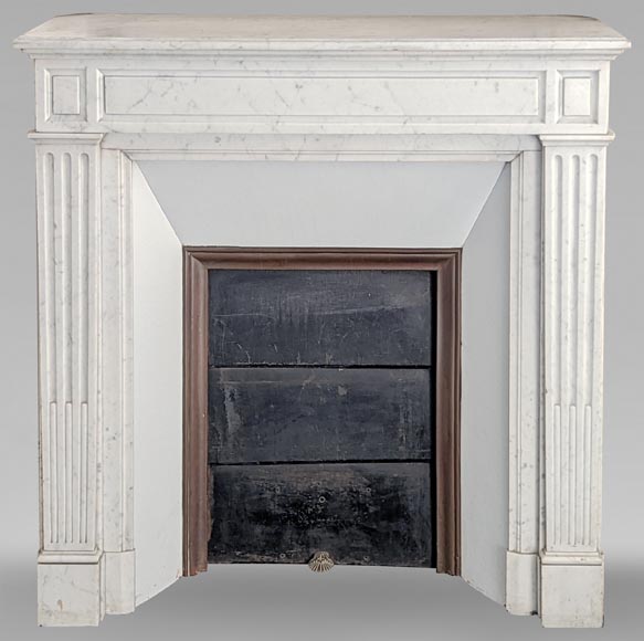 Petite cheminée de style Louis XVI en marbre de Carrare-0