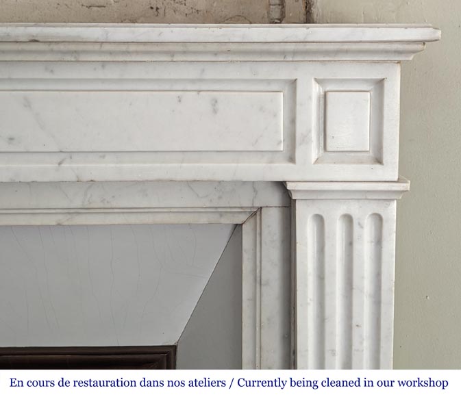 Petite cheminée de style Louis XVI en marbre de Carrare-6