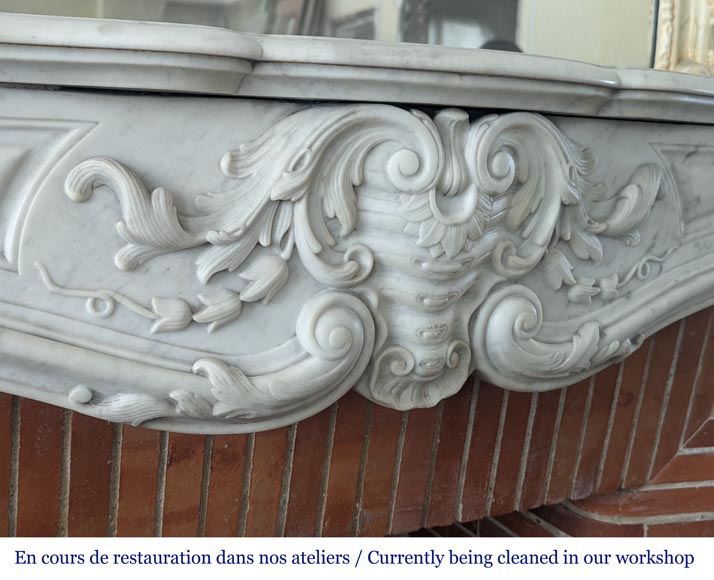 Grande cheminée de style Louis XV en marbre de Carrare au riche décor-2