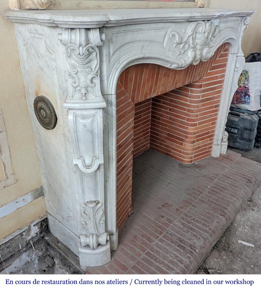 Grande cheminée de style Louis XV en marbre de Carrare au riche décor-4