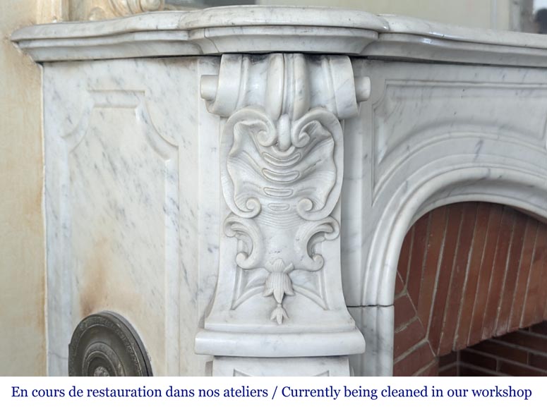 Grande cheminée de style Louis XV en marbre de Carrare au riche décor-5