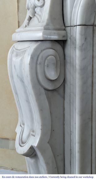 Grande cheminée de style Louis XV en marbre de Carrare au riche décor-6