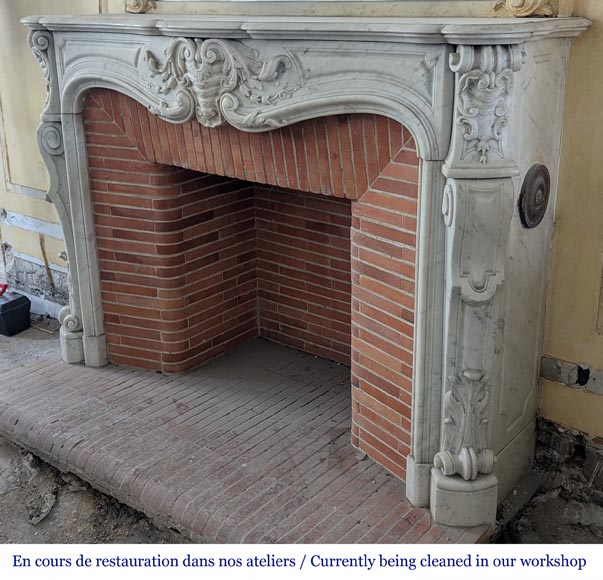 Grande cheminée de style Louis XV en marbre de Carrare au riche décor-8