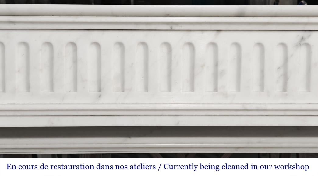 Cheminée de style Louis XVI en marbre de Carrare, à colonnes détachées-1
