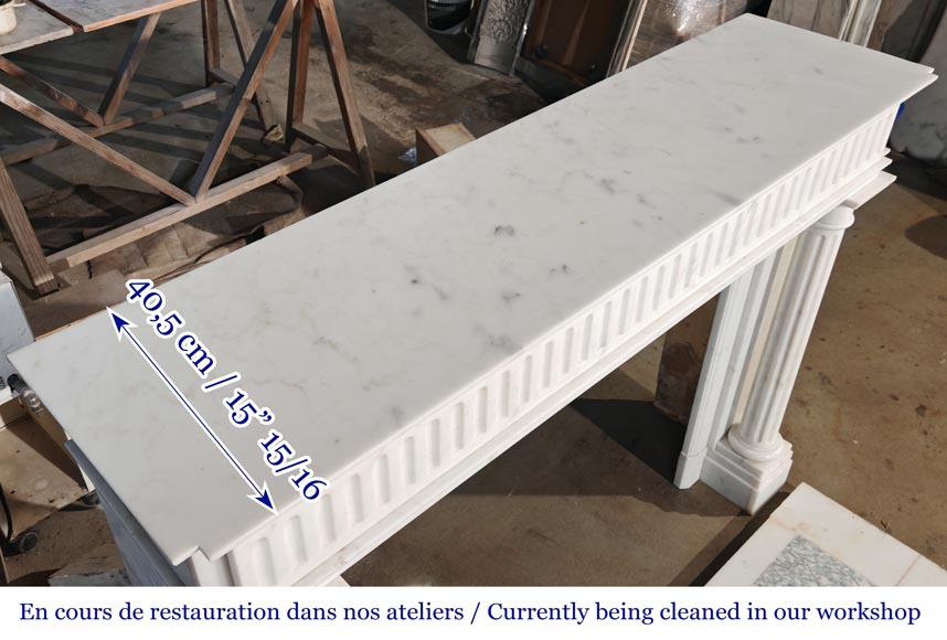 Cheminée de style Louis XVI en marbre de Carrare, à colonnes détachées-10