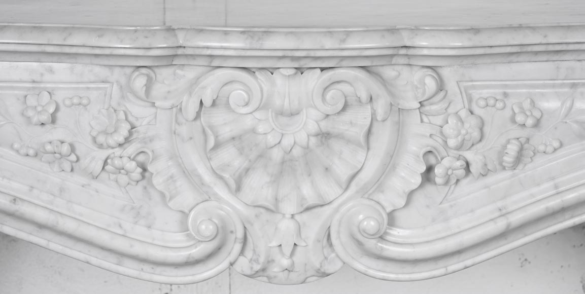 Cheminée de style Louis XV en marbre de Carrare, au décor fleuri-1