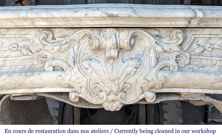 Exceptionnelle cheminée d'époque Napoléon III en marbre de Carrare veiné, orné d'un riche décor de palmettes et d'arabesques-1