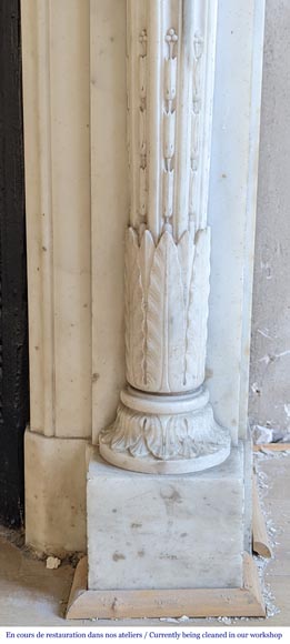 Cheminée de style Louis XVI à demies colonnes corinthiennes et frise perlée en marbre statuaire-12
