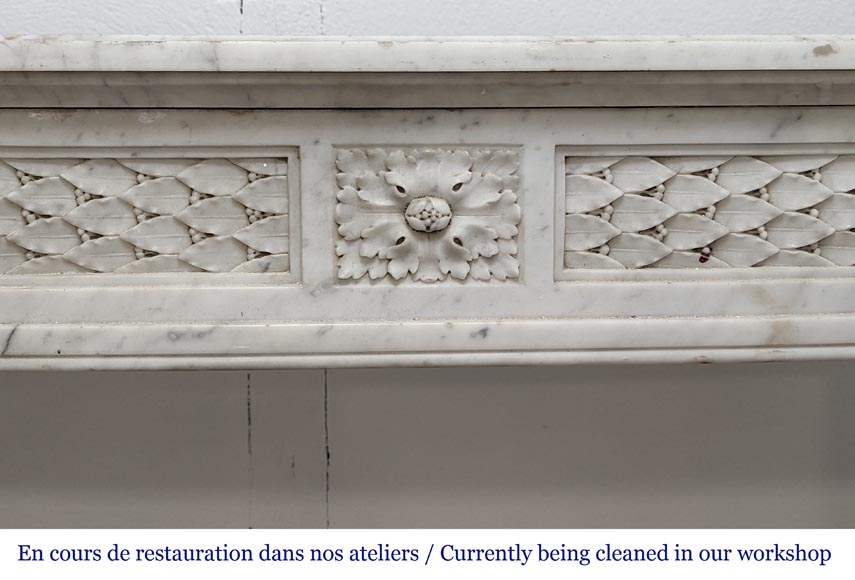 Cheminée de style Louis XVI à la frise de houx sculptée en marbre de Carrare-1