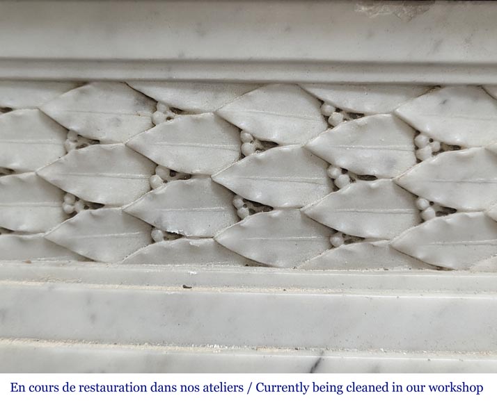 Cheminée de style Louis XVI à la frise de houx sculptée en marbre de Carrare-3