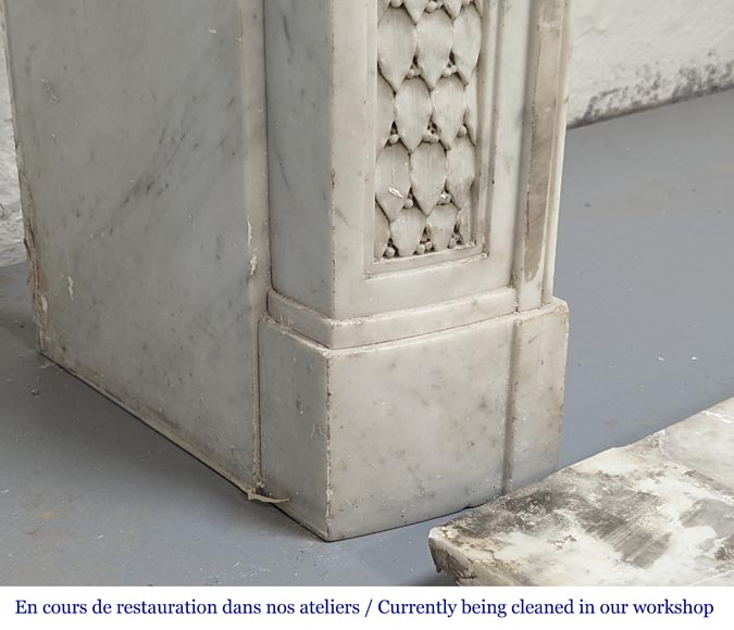 Cheminée de style Louis XVI à la frise de houx sculptée en marbre de Carrare-8