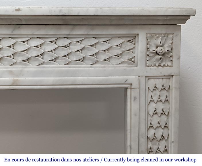 Cheminée de style Louis XVI à la frise de houx sculptée en marbre de Carrare-10