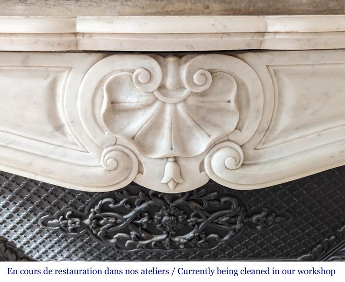 Cheminée de style Louis XV à trois coquilles sculptée en marbre de Carrare-1