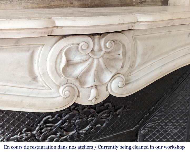 Cheminée de style Louis XV à trois coquilles sculptée en marbre de Carrare-2