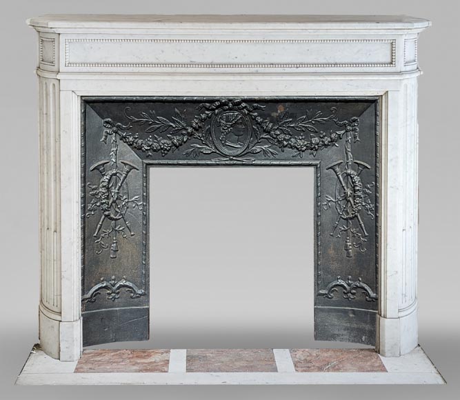 Cheminée de style Louis XVI à coins arrondis et frise perlée en marbre de Carrare-0