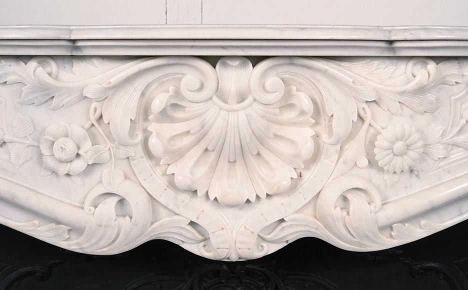 Cheminée de style Louis XV en marbre de Carrare au riche décor de coquilles et fleurs-1
