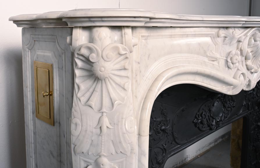 Cheminée de style Louis XV en marbre de Carrare au riche décor de coquilles et fleurs-3