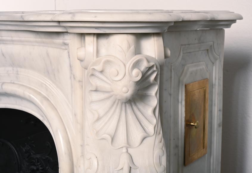 Cheminée de style Louis XV en marbre de Carrare au riche décor de coquilles et fleurs-6