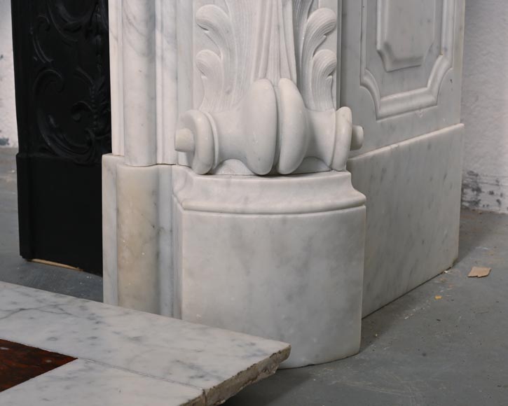 Cheminée de style Louis XV en marbre de Carrare au riche décor de coquilles et fleurs-7