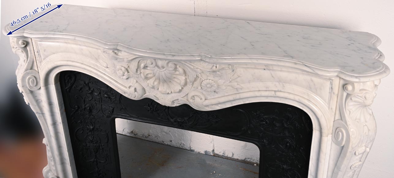 Cheminée de style Louis XV en marbre de Carrare au riche décor de coquilles et fleurs-10