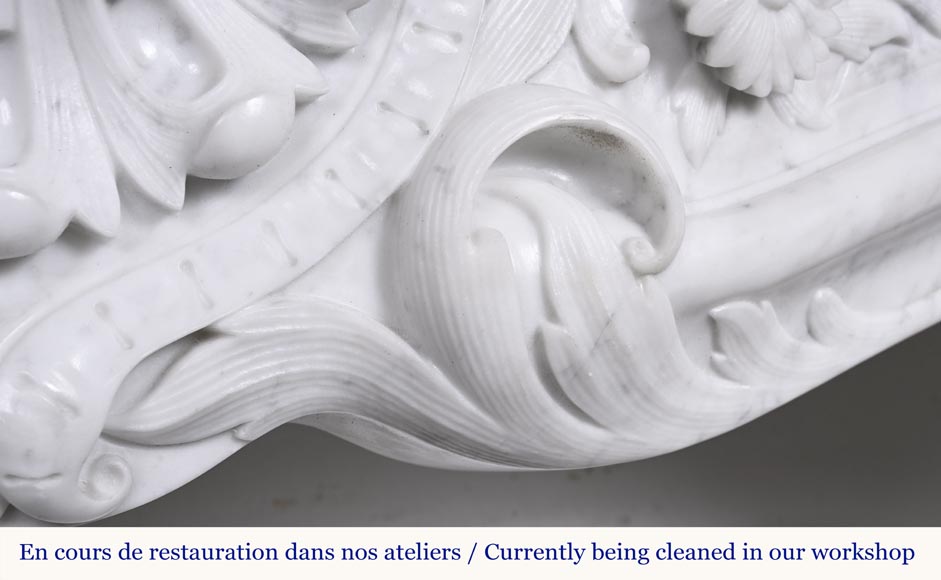 Cheminée de style Louis XV en marbre de Carrare très sculptée, décorée d'une coquille-5