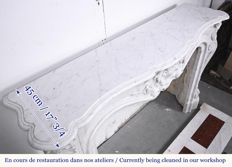 Cheminée de style Louis XV en marbre de Carrare très sculptée, décorée d'une coquille-15