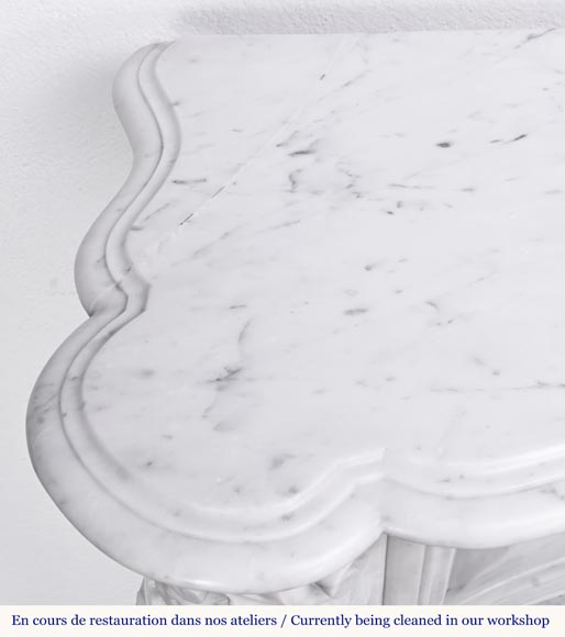 Cheminée de style Louis XV en marbre de Carrare très sculptée, décorée d'une coquille-16