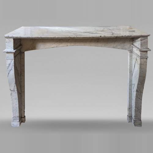 Cheminée d'époque Restauration à pieds en console en marbre de Carrare veiné