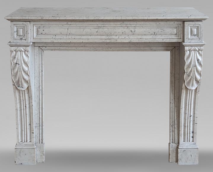 Cheminée de style Napoléon III type Modillon ornée de feuille d'eau en marbre de Carrare-0