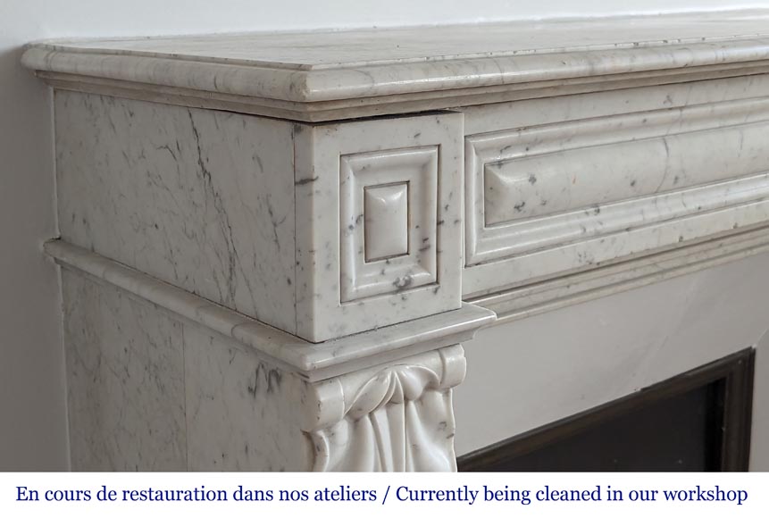 Cheminée de style Napoléon III type Modillon ornée de feuille d'eau en marbre de Carrare-3