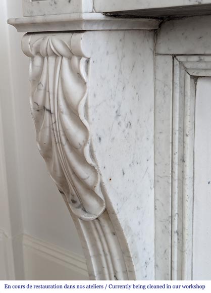 Cheminée de style Napoléon III type Modillon ornée de feuille d'eau en marbre de Carrare-4