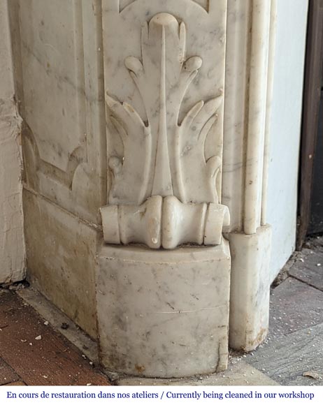 Cheminée de style Louis XV richement décorée de coquilles et de feuilles d'acanthe sculptée en marbre de Carrare-6