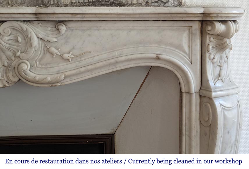 Cheminée de style Louis XV richement décorée de coquilles et de feuilles d'acanthe sculptée en marbre de Carrare-8